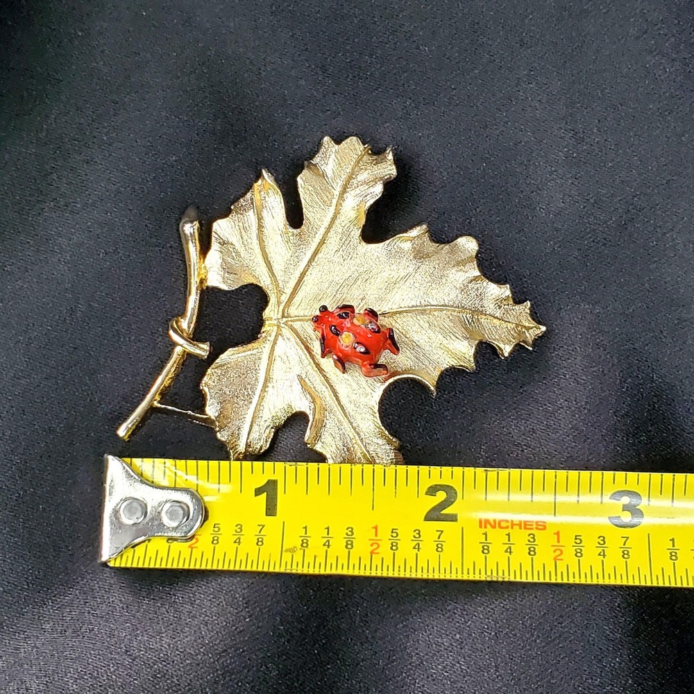 VTG Sarah Coventry "Bit O' Fantasy" brooch 1966 gold-tone leaf With ladybug - Picture 4 of 9